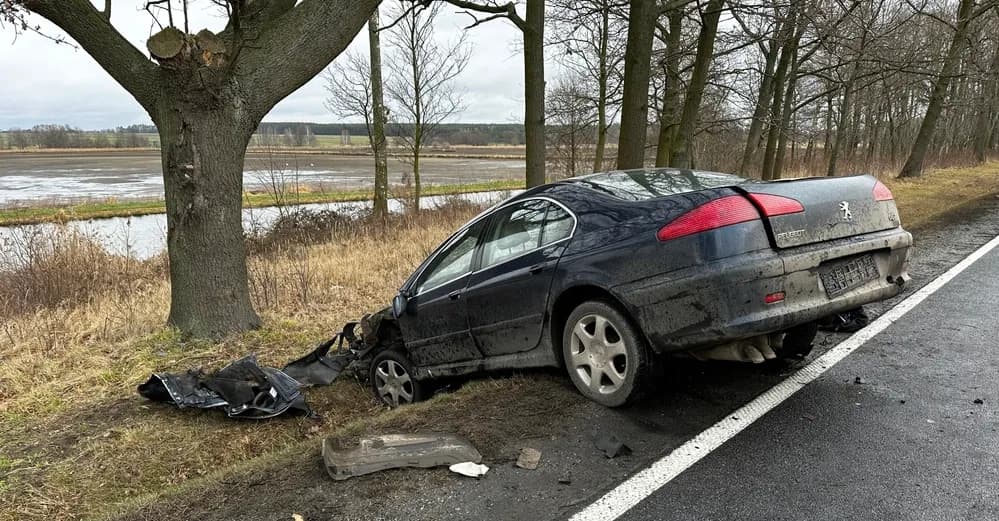 Two drivers discussing responsibility after a car accident while investigators review evidence, vehicle damage, and witness statements to determine fault.