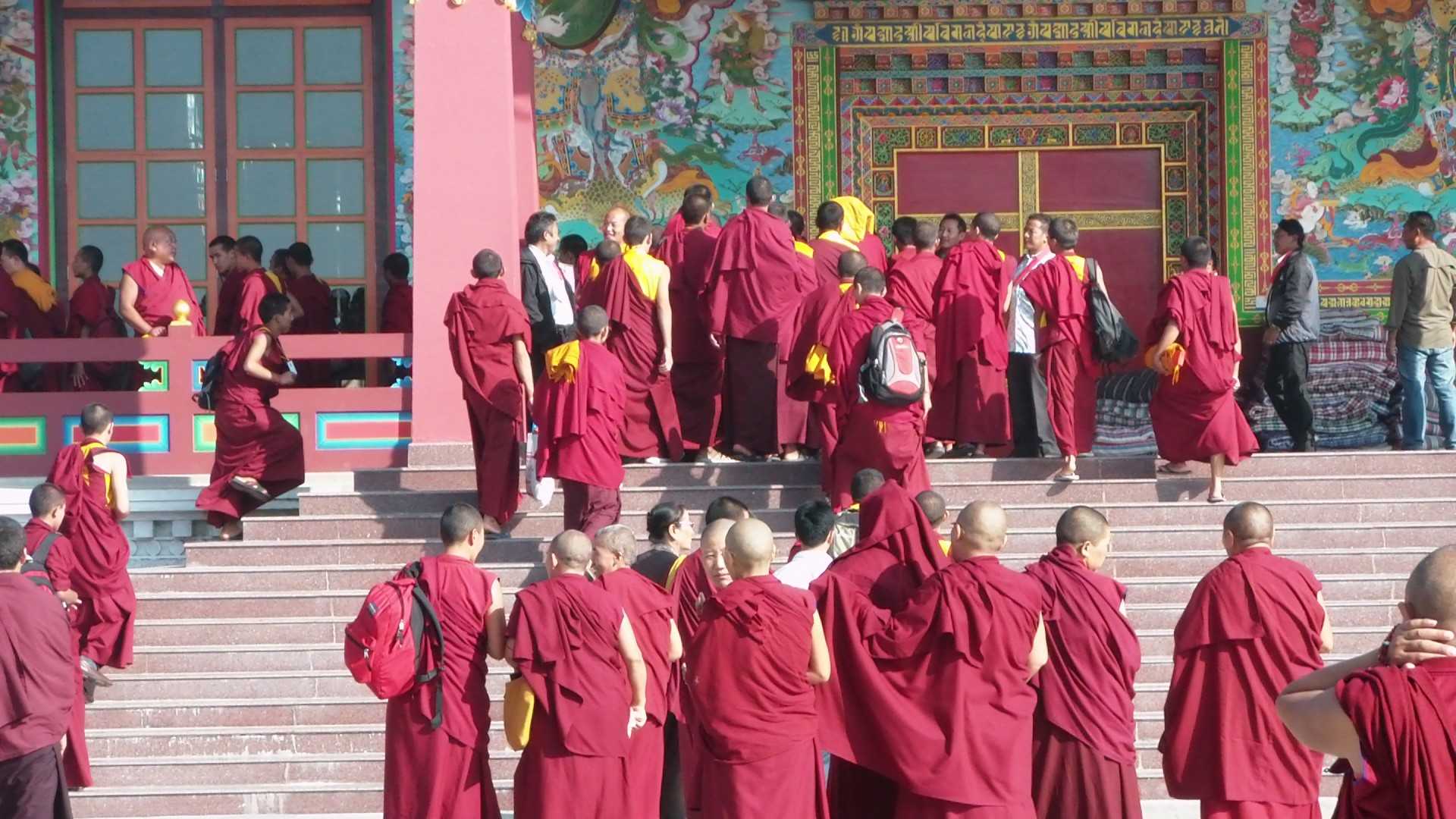buddhist-and-hindu-monks-lets-diskuss.jpg